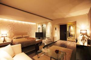 a large bedroom with a bed and a living room at Aliakmon Hotel in Kozani
