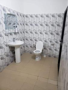 a bathroom with a toilet and a sink at Jolie Résidence de 03 chambres salon Légbassito in Atyémé