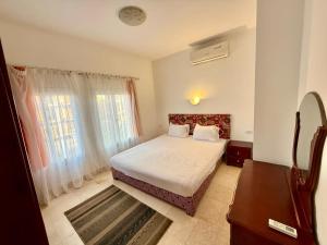 Кровать или кровати в номере Amazing 2BR Apartment - Al Dora Resort, Hurghada +40 фотографий