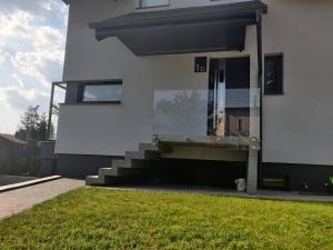 ein weißes Haus mit Treppen und einem Rasenhof in der Unterkunft 7 stars in Środa Śląska