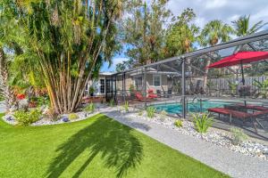 サラソタにあるCanal Front Home in Sarasota with Private Heated Pool & Outdoor Patio!のスイミングプール付き家