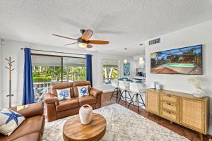 サラソタにあるCanal Front Home in Sarasota with Private Heated Pool & Outdoor Patio!のソファとテーブルのあるリビングルーム