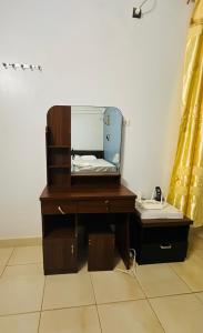 a dressing table with a mirror on top of it at Résidence Nana Baco Djicoroni in Bamako