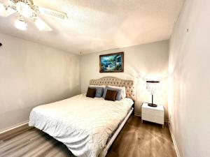 a bedroom with a bed and a ceiling fan at Cozy and spacious vacation home in Toronto in Toronto