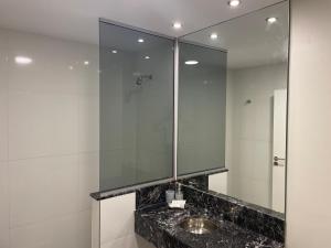 ein Badezimmer mit Waschbecken und Spiegel in der Unterkunft Achalay Colonia Dora Hotel Boutique in Colonia Dora + 49 Fotos