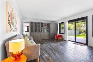 Predel za sedenje v nastanitvi 6 BDRM I Serenity at Buff Point
