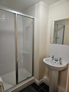 ミルトン・キーンズにあるLux Den close to M1! Netflix , Parking & Broadbandのシャワーと洗面台付きのバスルーム