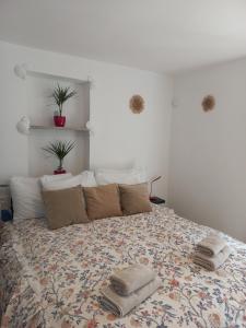 a bedroom with a bed with two towels on it at Zonnemarie in Mošćenička Draga