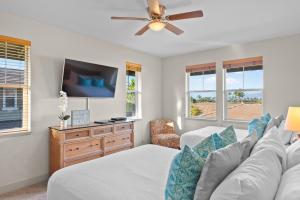 a living room with a couch and a flat screen tv at Halii Kai 20D in Waikoloa