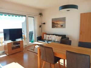 OrselinaにあるFerienwohnung C10のテーブルとソファのあるリビングルーム