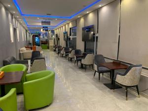 TV a/nebo společenská místnost v ubytování sun rise hotel راس الخيمة