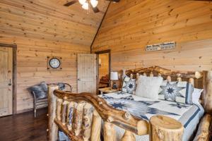 Fotografie z fotogalerie ubytování Enjoy Peace and Serenity 2BR Cabin with Hot Tub, Games & Mountain Views in Cobbly Knob Family & Pet Friendly v destinaci Gatlinburg