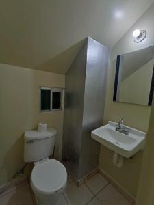 un baño con inodoro y lavabo en Casa indico, en Cabo San Lucas
