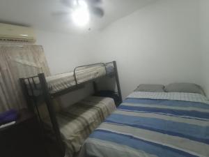 un dormitorio con una cama y una litera en Casa indico, en Cabo San Lucas
