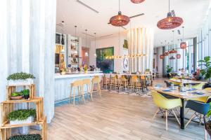 a restaurant with tables and chairs and a bar at Lyfe Beach Resort 3804 in Beverley Beach