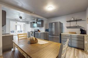 una cucina con tavolo in legno e elettrodomestici in acciaio inossidabile di The Green Cottage a Corpus Christi Altre 10 foto