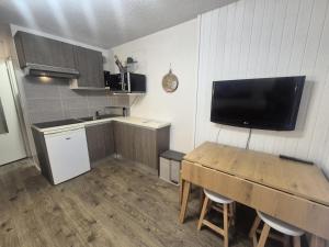Kuchyňa alebo kuchynka v ubytovaní Résidence Olympiques - Studio à Tignes 1800 MAE-7484 + 4 fotografie