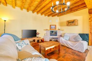 ein Wohnzimmer mit Kamin und Fernseher in der Unterkunft El Guarda in Sequera de Fresno