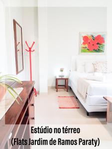 Ένα ή περισσότερα κρεβάτια σε δωμάτιο στο Flats Jardim de Ramos em Paraty, RJ