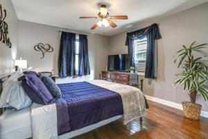 a bedroom with a bed and a ceiling fan at 4 Mi to Baton Rouge Charming Duplex Apartment in Port Allen