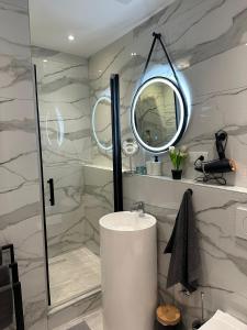 Un baño con ducha, lavabo y espejo. en Innsbruck home, en Innsbruck 7 fotos más