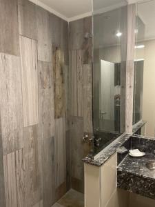 un bagno con doccia e lavandino di Achalay Colonia Dora Hotel Boutique a Colonia Dora Altre 40 foto