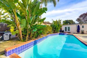 una piscina frente a una casa con árboles en Santa Barbara Home with Private Outdoor Pool!, en Santa Bárbara
