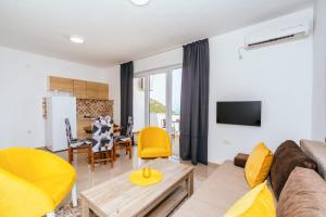 TV a/nebo společenská místnost v ubytování Apartments Nahla