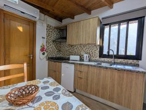 A kitchen or kitchenette at Live Masca - Estudio casas morrocatana Tenerife ONLY ADULTS