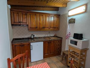 A kitchen or kitchenette at Masca - Casa Rural Morrocatana - Tenerife ONLY ADULTS