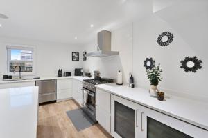 Photo de la galerie de l'établissement Central and Luxury 2BR Suite with Den & BBQ, Sleeps 6!, à Saint Catharines