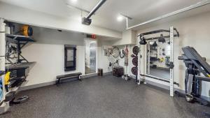 een kamer met een fitnessruimte met veel apparatuur bij Bird View at Parklake in Springboro +13 foto's