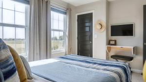 een slaapkamer met een bed en een groot raam bij Bird View at Parklake in Springboro
