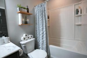 een badkamer met toilet en ligbad bij Bird View at Parklake in Springboro