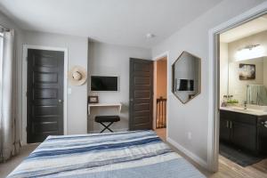 een slaapkamer met een bed, een wastafel en een spiegel bij Bird View at Parklake in Springboro