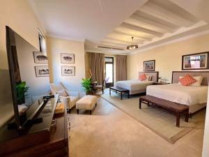 Ένα ή περισσότερα κρεβάτια σε δωμάτιο στο Riad in Hotel M Avenue +21 φωτογραφίες