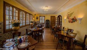 a restaurant with tables and chairs in a room at Hotel Boutique Cultura Manor by Brater in Quito