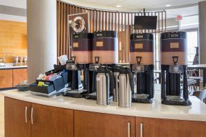 Příslušenství pro přípravu čaje a kávy v ubytování SpringHill Suites by Marriott Houston Rosenberg