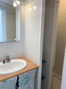 łazienka z umywalką i lustrem w obiekcie Résidence Port Nature Colline 3 - Appartement T2 4 pers - Port Nature Colline 3 MAE-2874 w Cap d'Agde