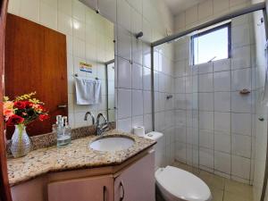 un bagno con lavandino e WC di Casa de 2 Suítes com Internet Rápida e Comodidades a Belo Horizonte Altre 16 foto