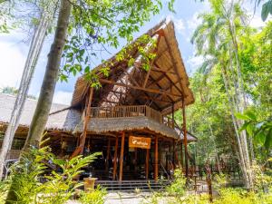 TambopataRefugio Amazonas Lodge的森林中央的一座竹屋