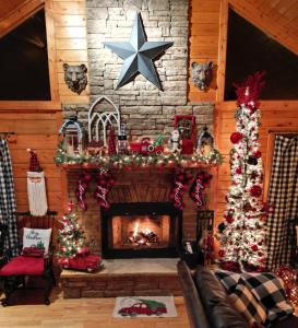 Φωτογραφία από το άλμπουμ του Cozy Christmas Cabin with Game Room & Firepit σε Ranger