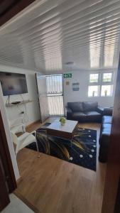 Cape TownAcanthus Circle的客厅里有一张沙发和一张桌子。