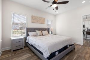 En eller flere senge i et værelse på Chic 2BR at The Poplin - Southside Chattanooga