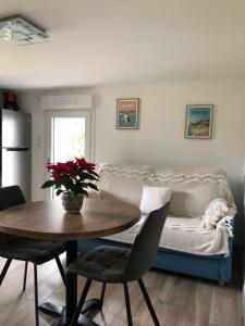 un salon avec une table et un canapé dans l'établissement La Frégate, à Saint-Malo 10 autres photos