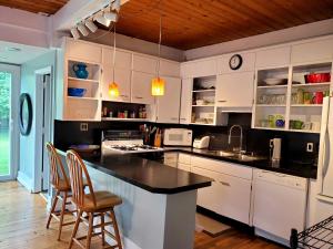 Η κουζίνα ή μικρή κουζίνα στο Walking Distance to downtown Grand Haven
