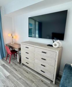 Televiisor ja/või meelelahutuskeskus majutusasutuses Balcony Ocean View ! WiFi - Pool - Gym - Parking