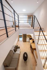 - une mezzanine avec un canapé et un lit dans l'établissement Argento Inn, à Ioannina