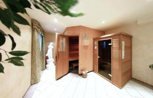 a room with a closet and a door in a room at Hotel Eschenhof in Kirchheim +2 photos