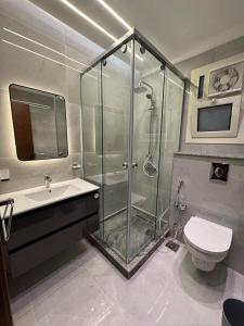 Ένα μπάνιο στο شقة فندقية فاخرة في المهندسين Luxury Hotel Apartment +45 φωτογραφίες